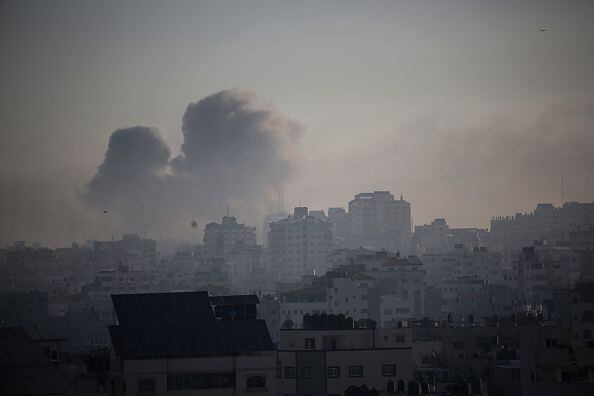 El 7 de octubre, el grupo militante palestino Hamás lanzó un ataque sorpresa contra Israel desde Gaza por tierra, mar y aire, matando a 1.000 personas e hiriendo a más de 2.000.   (Foto de Ahmad Hasaballah/Getty Images)