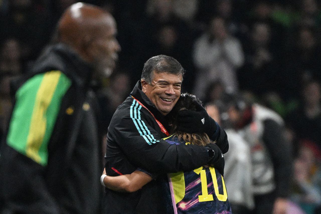 Colombia's coach Nelson Abadia (L) congratulates Colombia's forward #10 Leicy Santos (R) during the Australia and New Zealand 2023 Women's World Cup round of 16 football match between Jamaica and Colombia at Melbourne Rectangular Stadium, also known as AAMI Park, in Melbourne on August 8, 2023. (Photo by WILLIAM WEST / AFP)
