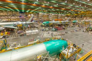 Los trabajadores de Boeing Factory ensamblan aviones Boeing 777 en la fábrica de Boeing en Everett, en el estado de Washington (Estados Unidos).