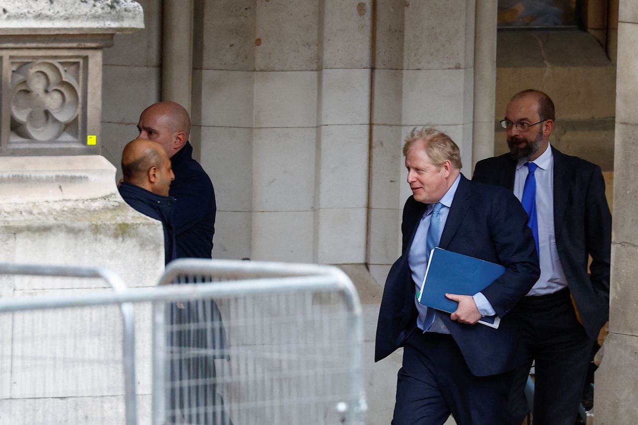 El ex primer ministro británico Boris Johnson camina en el parlamento en Londres, Gran Bretaña, el 22 de marzo de 2023
