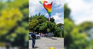  Aunque la administración de Medellín se ha comprometido con los derechos de la población LGBTI, la intolerancia está presente. Así sucedió cuando izaron la bandera del orgullo gay en el Pueblito Paisa, que fue retirada y cortada con una navaja.