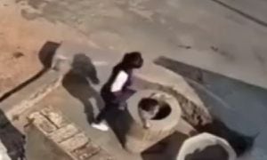 Impactante video de niña que bota a niño en un pozo de agua