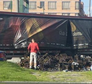 camión que transportaba Cerveza perdió parte de ellas en Bogotá