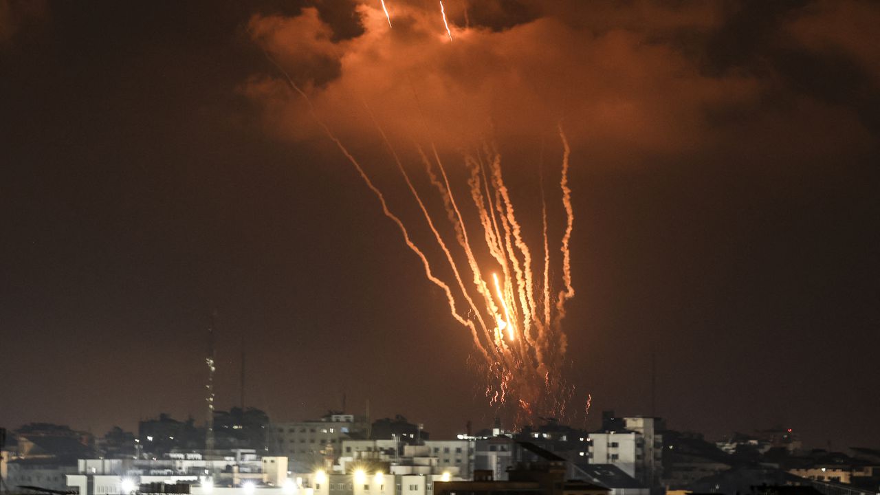 Horas de tensión en Gaza luego de bombardeos y dísparos de misiles. (Photo by MAHMUD HAMS / AFP)