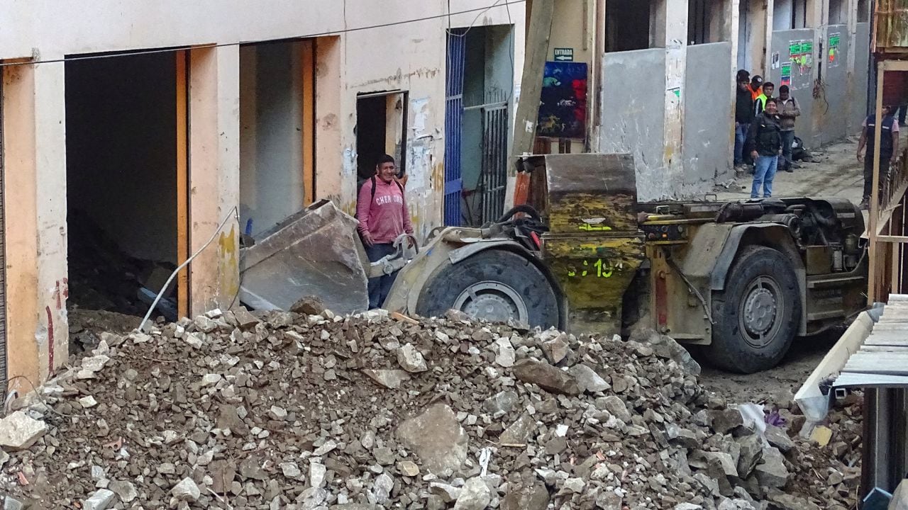 Los equipos de rescate excavan en un edificio afectado por un deslizamiento de tierra que sepultó decenas de casas en el pueblo de Retamas, distrito de Parcoy en el norte de Perú, el 15 de marzo de 2022. - Un deslizamiento de tierra el 15 de marzo de 2022 en la ciudad peruana norteña de Retamas ha enterrado decenas de casas y atraparon al menos a 15 personas, según las autoridades.