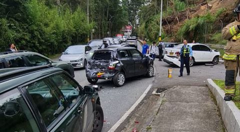 Choque múltiple en Medellín: más de seis vehículos fueron embestidos por un camión sin frenos.
