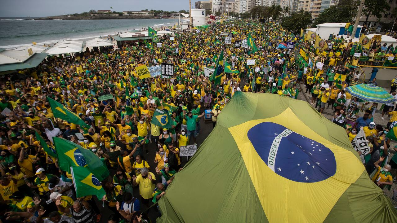Los partidarios del presidente brasileño, Jair Bolsonaro, llevan la bandera nacional de Brasil a lo largo de la playa de Copacabana el Día de la Independencia en Río de Janeiro, Brasil, el martes. 7, 2021. (AP Photo/Bruna Prado)