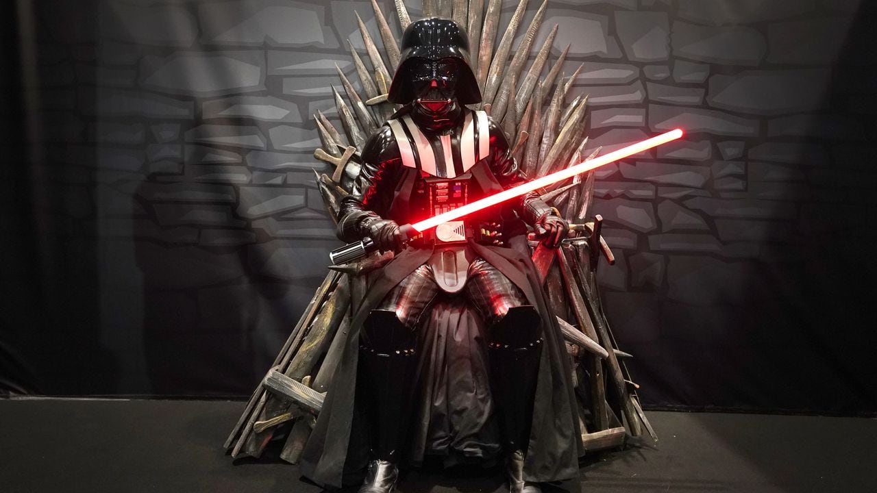 Un cosplayer vestido como Darth Vader durante el primer día de MCM Comic Con en el ExCel London en el este de Londres. Imagen fecha: viernes 22 de octubre de 2021