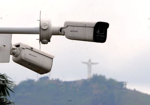 Cali: De las 2000 cámaras de videovigilancia que hay en la ciudad, 1200 se encuentran dañadas, El concejal de Cali, Juan Martín Bravo, denuncio además que son de tecnología obsoleta y que deberían ser renovadas.