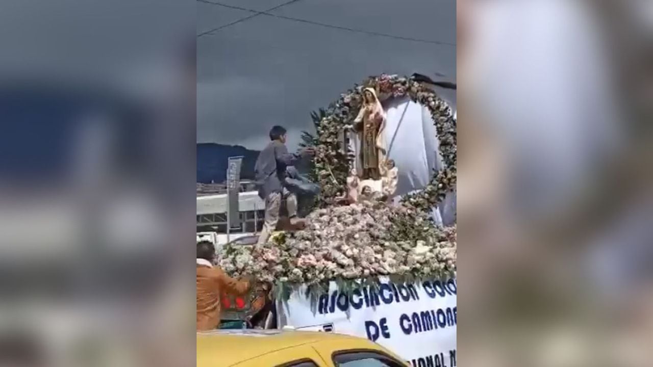 Turba le propinó golpiza a hombre que intentó dañar estatua de la virgen  del Carmen en pleno desfile religioso