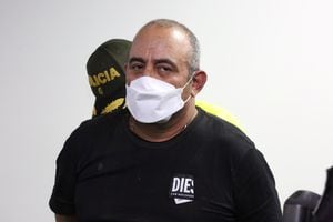 Dairo Antonio Usuga David, alias "Otoniel", máximo líder del clan del Golfo, es escoltado por policías luego de ser capturado, en Bogotá, Colombia el 23 de octubre de 2021. Foto tomada el 23 de octubre de 2021.
Policía colombiana