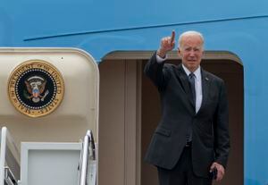 El presidente Joe Biden hace un gesto cuando aborda el Air Force One el lunes 12 de septiembre de 2022 en la base de la Fuerza Aérea Andrews, Maryland. (AP Photo/Gemunu Amarasinghe)