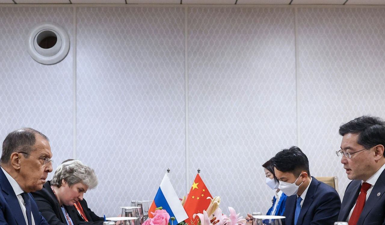 Sergei Lavrov (I) Ministro de Relaciones Exteriores de Rusia junto a su homólogo chino Qin Gang en el G20 que se celebra en India