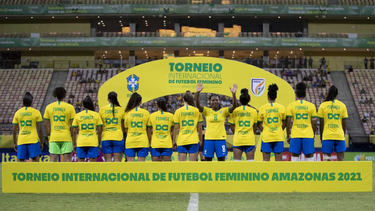 Handout picture released by the Brazilian Football Confederation (CBF) of Brazilian national women football team player Formiga, waving at the audience during her farewell match against India in Manaus, Amazonas State, Brazil, on November 25, 2021.
AFP/Lucas FIGUEIREDO/Brazilian Football Confederation (CBF) / AFP