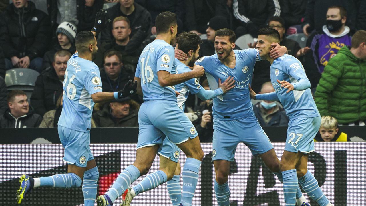 Manchester City's Ruben Dias, second right, celebrates scoring their side's first goal of the game during the English Premier League soccer match between Newcastle and Manchester City at St. James' Park, Newcastle, England, Sunday, Dec. 19, 2021. (Owen Humphreys/PA vía AP)