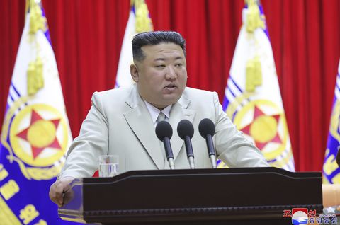 En esta fotografía difundida el martes 29 de agosto de 2023 por el gobierno norcoreano, el mandatario de Corea del Norte Kim Jong Un habla durante una visita a un cuartel de la marina, el 27 de agosto de 2023, en Corea del Norte. (Korean Central News Agency/Korea News Service via AP)