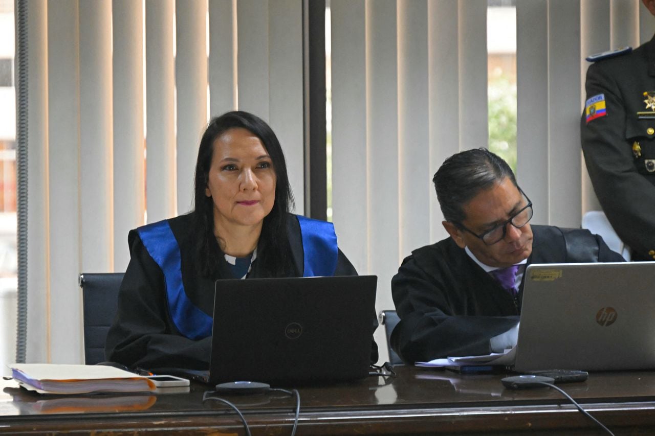 La jueza ecuatoriana Mónica Heredia habla durante la audiencia judicial de hábeas corpus para el ex vicepresidente de Ecuador, Jorge Glas, en la Corte Nacional de Justicia de Quito, el 12 de abril de 2024.