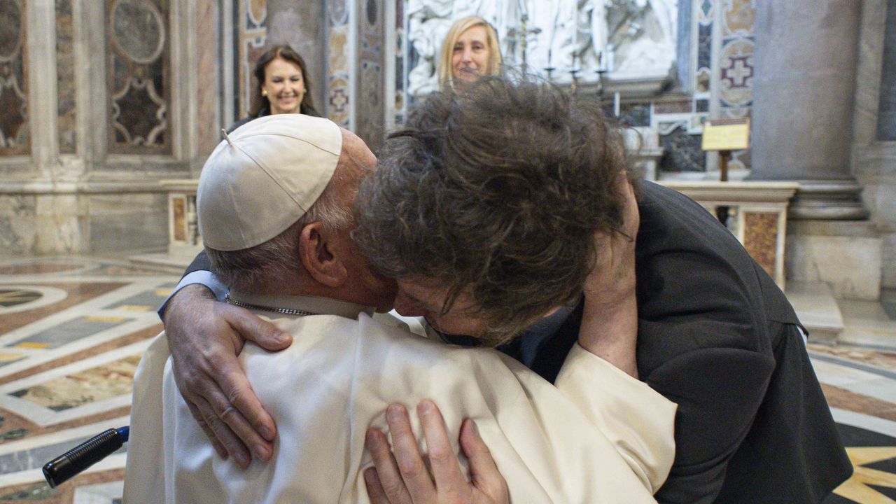 El presidente de Argentina, Javier Milei, y el Papa Francisco tuvieron un emotivo encuentro en el Vaticano.