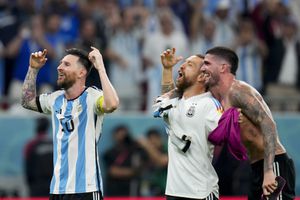 Messi celebrando con la afición tras la victoria sobre Australia