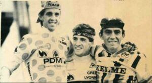 Este es el podio del Tour 88: Delgado (al centro)  junto con el holandés Steven Rooks, por el cuestionado equipo PDM y el colombiano Fabio Parra, que terminó tercero, con la escuadra Kelme.
