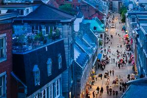 Rue Saint-Paul es una calle en la zona histórica del Viejo Montreal, en Quebec (Canadá)