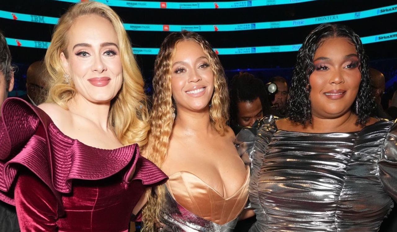 Beyoncé en la ceremonia de los Premios Grammy junto a las cantantes Adele (I) y Lizzo (D)
