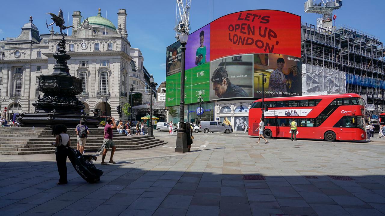 La gente camina en Piccadilly Circus, en Londres. Se espera que el primer ministro británico, Boris Johnson, confirme el lunes que la próxima relajación planificada de las restricciones del coronavirus en Inglaterra se retrasará como resultado de la propagación de la variante delta primero. identificado en la India. (Foto AP / Alberto Pezzali)