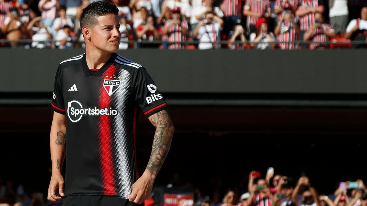 SAO PAULO, BRAZIL - AUGUST 06: Newly signed player James Rodriguez is introduced to the fans before a match between Sao Paulo and Atletico Mineiro as part of Brasileirao Series A 2023 at Morumbi Stadium on August 06, 2023 in Sao Paulo, Brazil. (Photo by Miguel Schincariol/Getty Images)