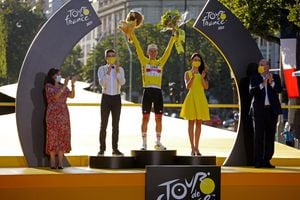 Tadej Pogacar celebra su segundo título en el Tour de Francia en París