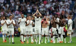 Karim Benzema fue acompañado por sus compañeros para decirle adiós a la afición del Real Madrid.