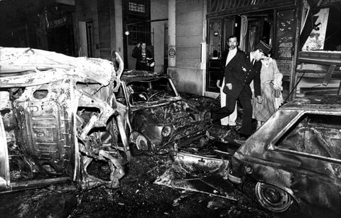 Vehículos destruidos y daños en el edificio se ven en la escena después del bombardeo de la sinagoga de la calle Copernic en París, el 3 de octubre de 1980.