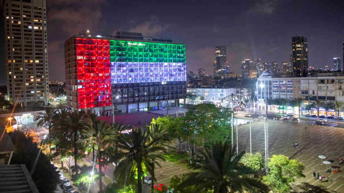 La alcaldía de Tel Aviv se iluminó con la bandera de Emiratos Árabes Unidos tras el anuncio de un acuerdo de paz entre Israel y ese país. 