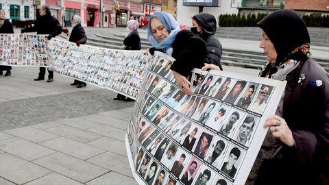 Los familiares de las víctimas de la masacre de Srebrenica, que exigen que se encuentre a sus familiares, organizan una protesta pacífica para recordar el hecho ocurrido en 1995 y llamar la atención sobre sus pérdidas en Tuzla, Bosnia y Herzegovina, el 11 de febrero de 2021. Archivo Andolu