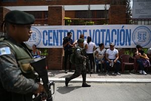 Las fuerzas de seguridad montan guardia frente a un centro de votación que permanece cerrado tras presuntas amenazas e irregularidades durante las elecciones generales, en San José del Golfo, en las afueras del norte de la Ciudad de Guatemala el 25 de junio de 2023. (Photo by Johan ORDONEZ / AFP)