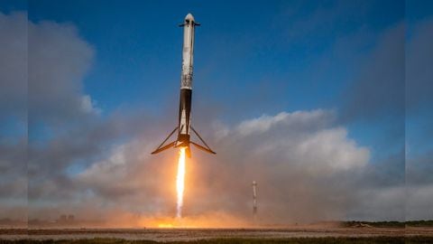 Los tres propulsores de la misión de SpaceX regresaron al planeta. Dos a tierra y uno cayó al océano, como estaba planeado.