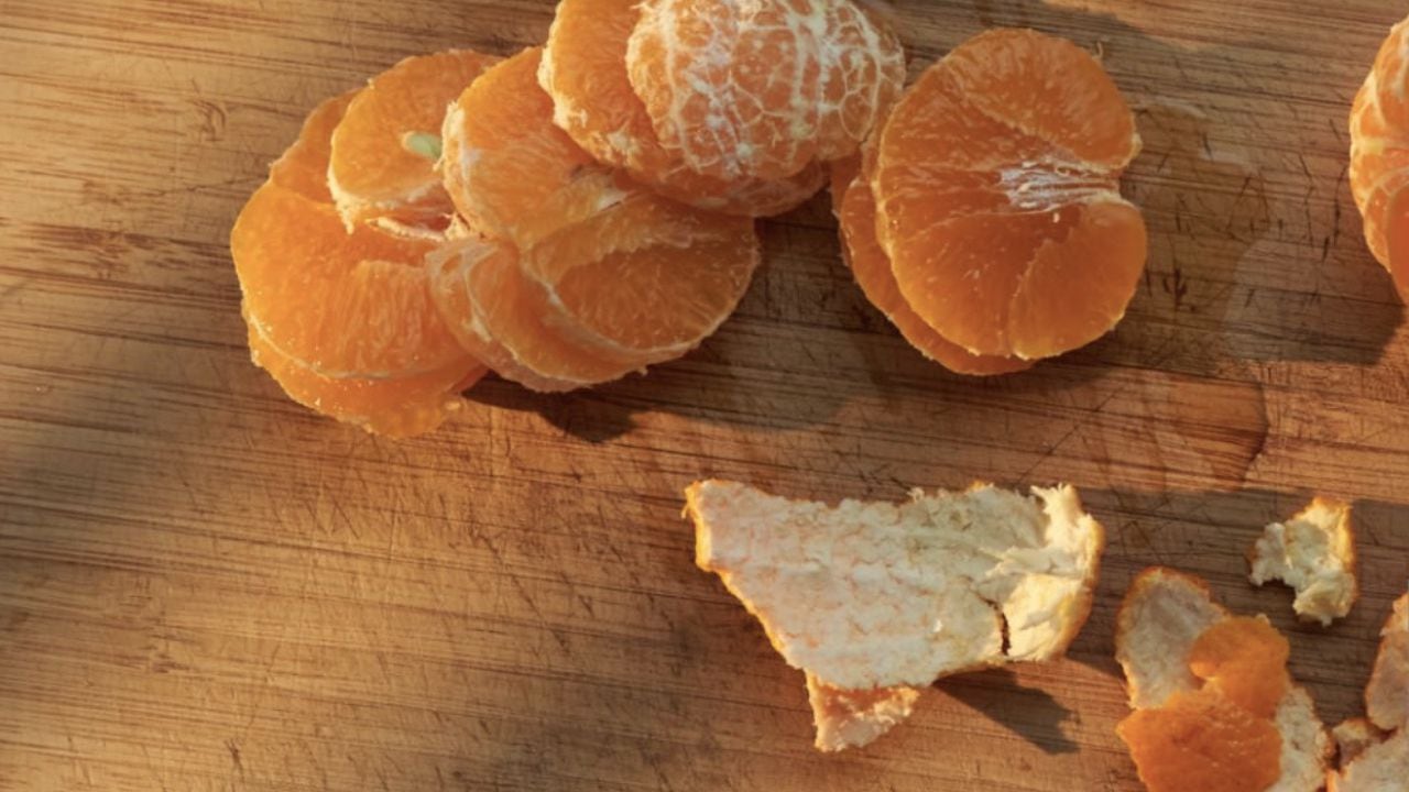 Una taza de gajos de mandarina aporta entre un 2 % y un 4 % de la ingesta diaria recomendada de estos tres minerales