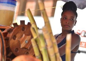 Una mujer vende jugo de caña de azúcar este jueves, un día antes de la conmemoración del Día Internacional de la Mujer, en Cali.