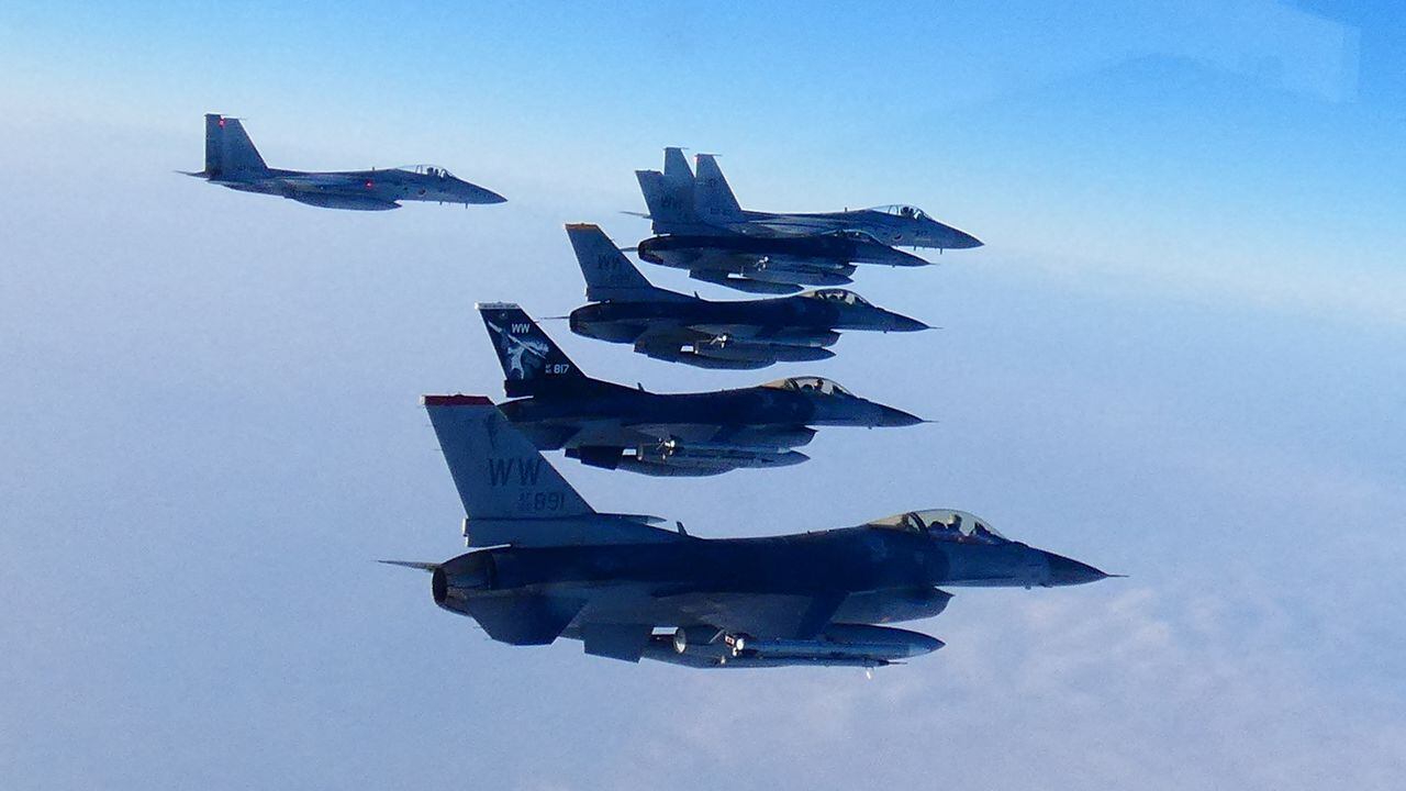 Los cazas F-15 de la 2.ª Ala Aérea de la Fuerza de Autodefensa Aérea de Japón realizan un simulacro militar conjunto con los cazas F-16 de EE. UU. en el Mar de Japón