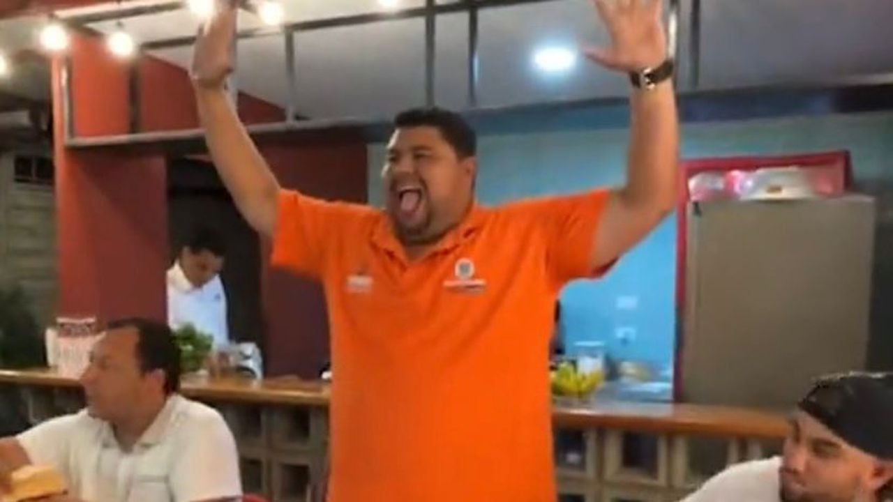 Director de Deportes gana concurso de comida.