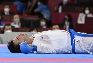 Sajad Ganjzadeh de Irán yace inmóvil después de una lesión en la final de kumite + 75 kg masculino contra Tareg Hamedi de Arabia Saudita en la competencia de karate durante los Juegos Olímpicos de Tokio 2020 en el Nippon Budokan en Tokio el 7 de agosto de 2021 (Foto de Alexander NEMENOV / AFP).