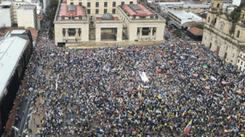 Multitudes llenan la Plaza de Bolívar.