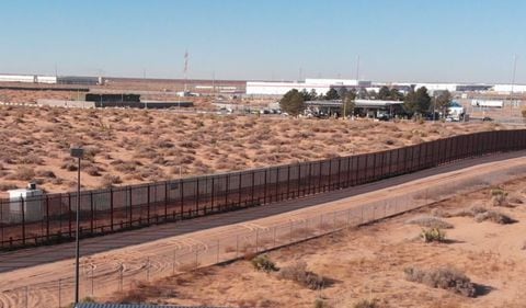 Los muros son estructuras que se encuentran en la frontera entre Estados Unidos y México para tratar de disminuir la migración ilegal