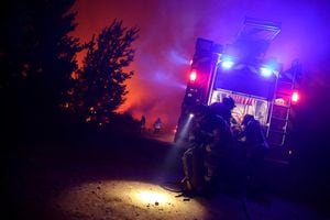 Bomberos trabajan para extinguir un incendio forestal en Quillon, Chile, 7 de febrero de 2023. 