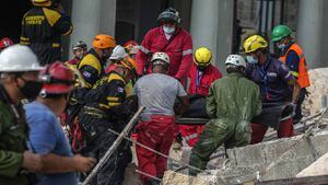 Los equipos de rescate recuperan un cuerpo en el lugar de la explosión que destruyó el Hotel Saratoga en La Habana, Cuba. Foto: AP/ Ramon Espinosa.