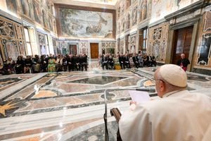 El Papa Francisco se reúne con funcionarios durante una conferencia promovida por La Civilta Cattolica y la Universidad de Georgetown en el Vaticano, el 27 de mayo de 2023.