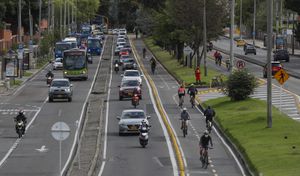 nueva Cicloruta carrera septima
biciusuarios ciclistas en hora de pico y placa trafico movilidad
Bogota oct 1 del 2020
Foto Guillermo Torres Reina / Semana