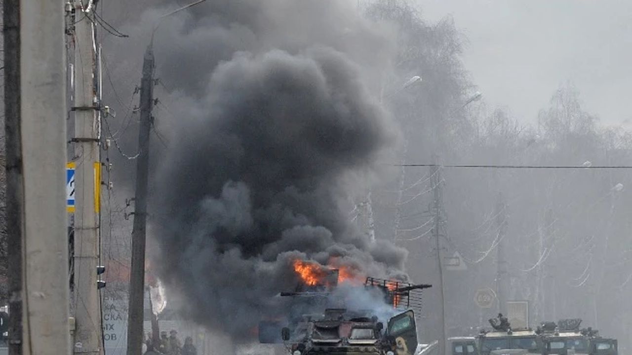 Al menos 11 civiles habrían muerto durante los bombardeos rusos sobre barrios residenciales de Járkov, la segunda ciudad de Ucrania, cercana a la frontera rusa, anunció el gobernador regional el lunes