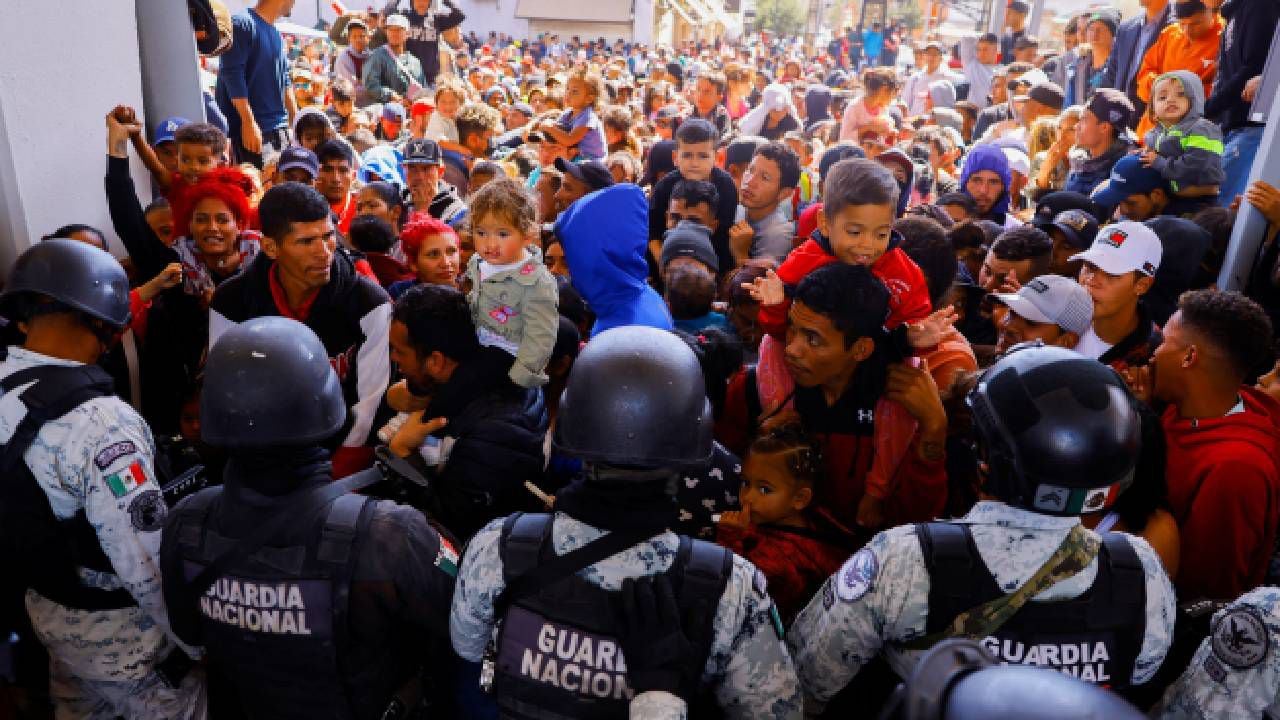 Migrantes, en su mayoría de Venezuela, intentan cruzar la barrera del ejército mexicano, para ingresar al puente internacional Paso del Norte.