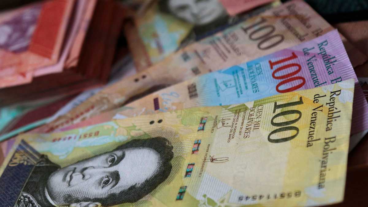 La reconversión no es una medida para abatir la inflación, es un cambio en términos nominales de los precios.