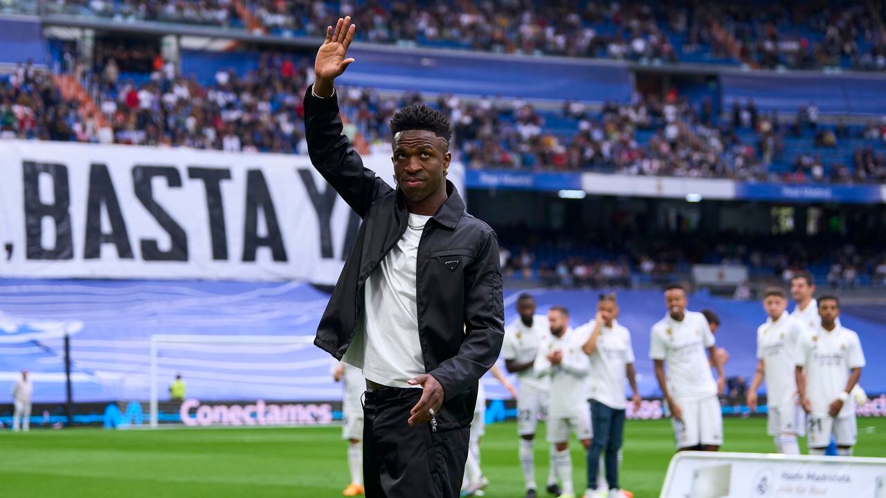 Vinicius se presentó en el estadio Santiago Bernabéu y recibió el apoyo del grupo de jugadores del Real Madrid y sus hinchas.
